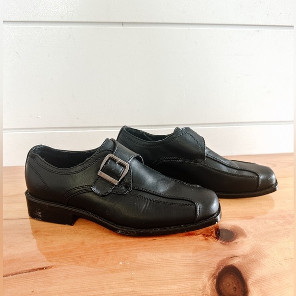 Boys Dress Shoes - Black with side buckle - Size 4 - Picture 2 of 9